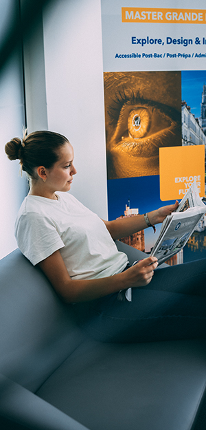 Etudiante feuillète le journal