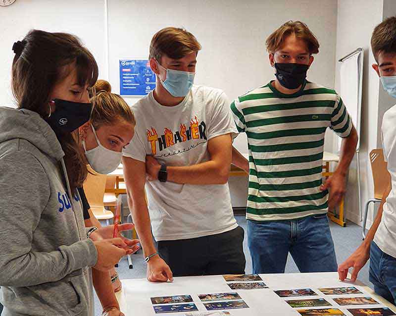 étudiants réalisant la Fresque du Climat
