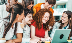 Photo lycéens qui regardent la carte des formations Parcoursup 