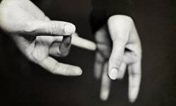 Leurs mains ont la parole