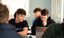 Les étudiants de la Communication School se prêtent au jeu du Consultancy Project